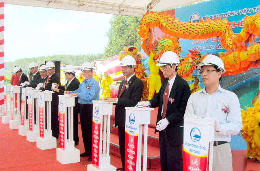 Nguyên chủ tịch nước Nguyễn Minh Triết phát lệnh khởi công cầu Thới An - Bình Dương