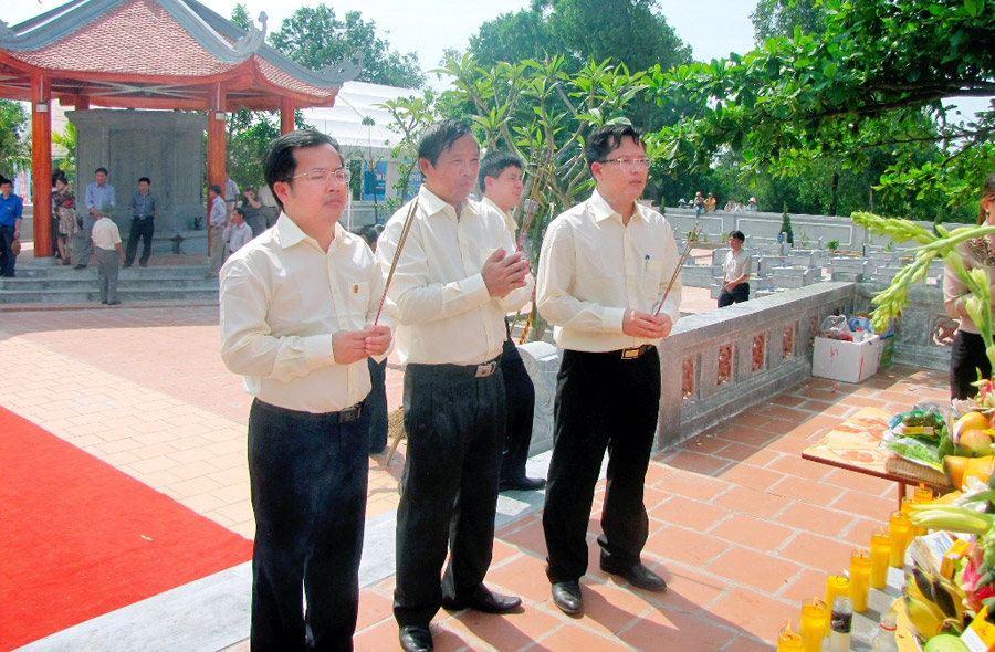 Lãnh đạo công ty thắp hương tại Nghĩa trang Liệt sỹ Cục công binh Quảng Bình